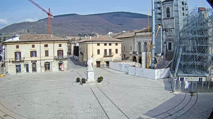 Онлайн веб-камера на площади Сан-Бенедетто, Норча, Италия